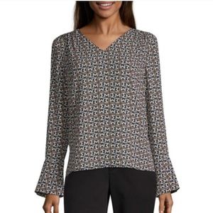 NWT Worthington Black and White Geo print blouse.